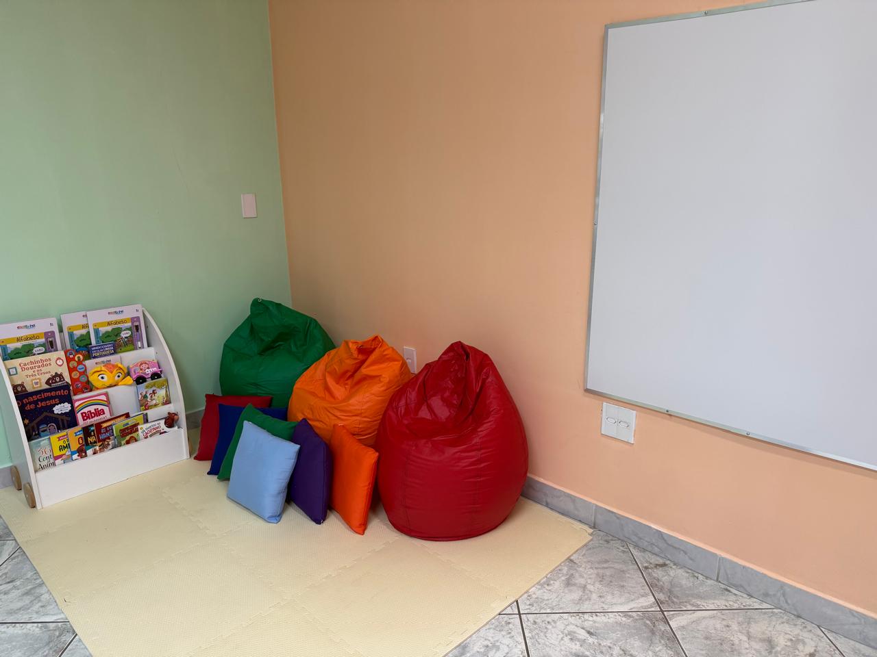 Cantinho de leitura de uma unidade Alfabetizei