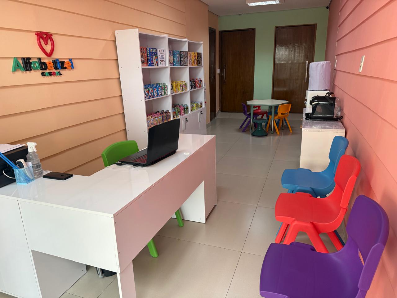 Recepção de uma unidade Alfabetizei com materiais pedagógicos